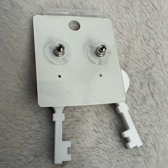 Heart key dangle valentines earrings - Picture 3 of 3